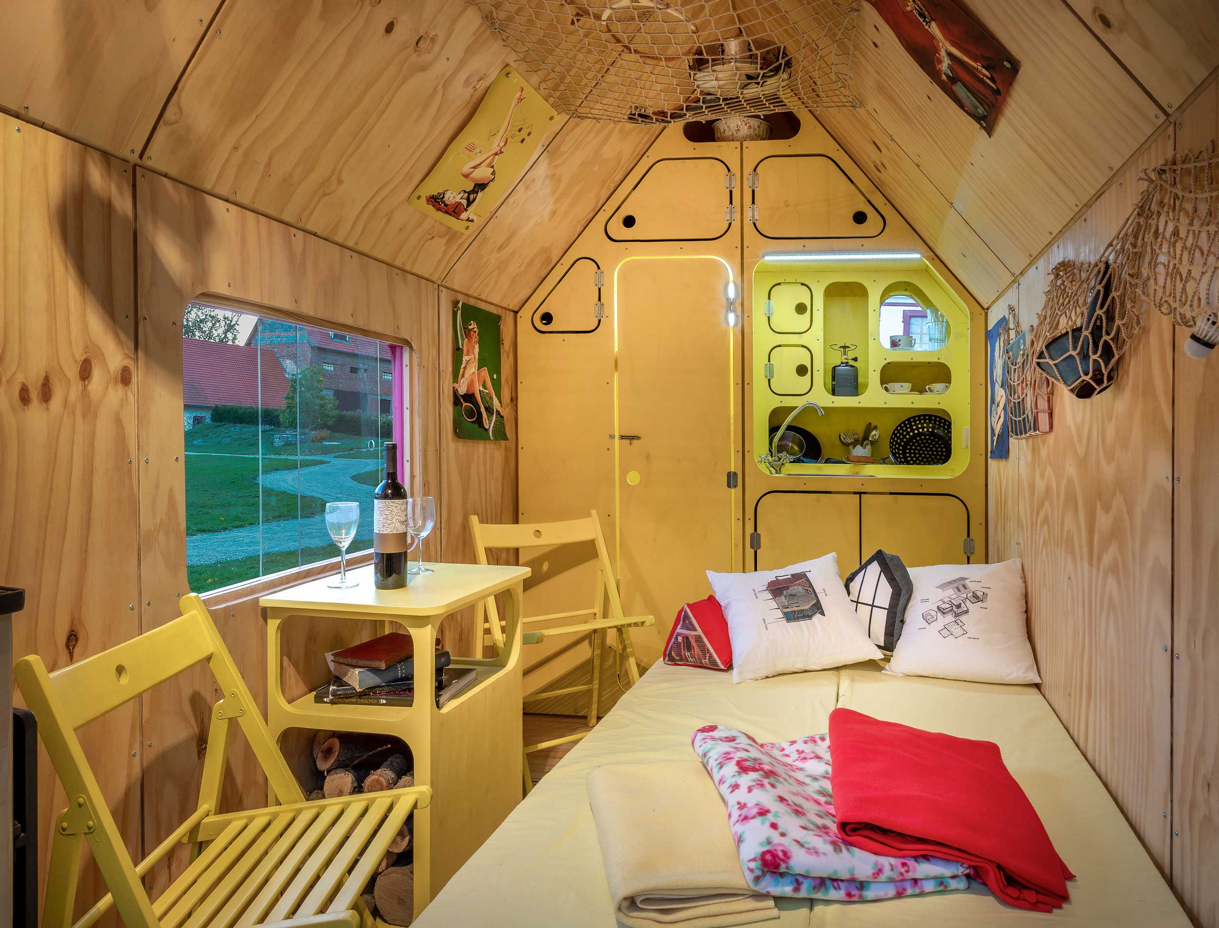 https://www.pinuphouses.com/wp-content/uploads/Pin-Up-Houses-small-mobile-home-interior.jpg